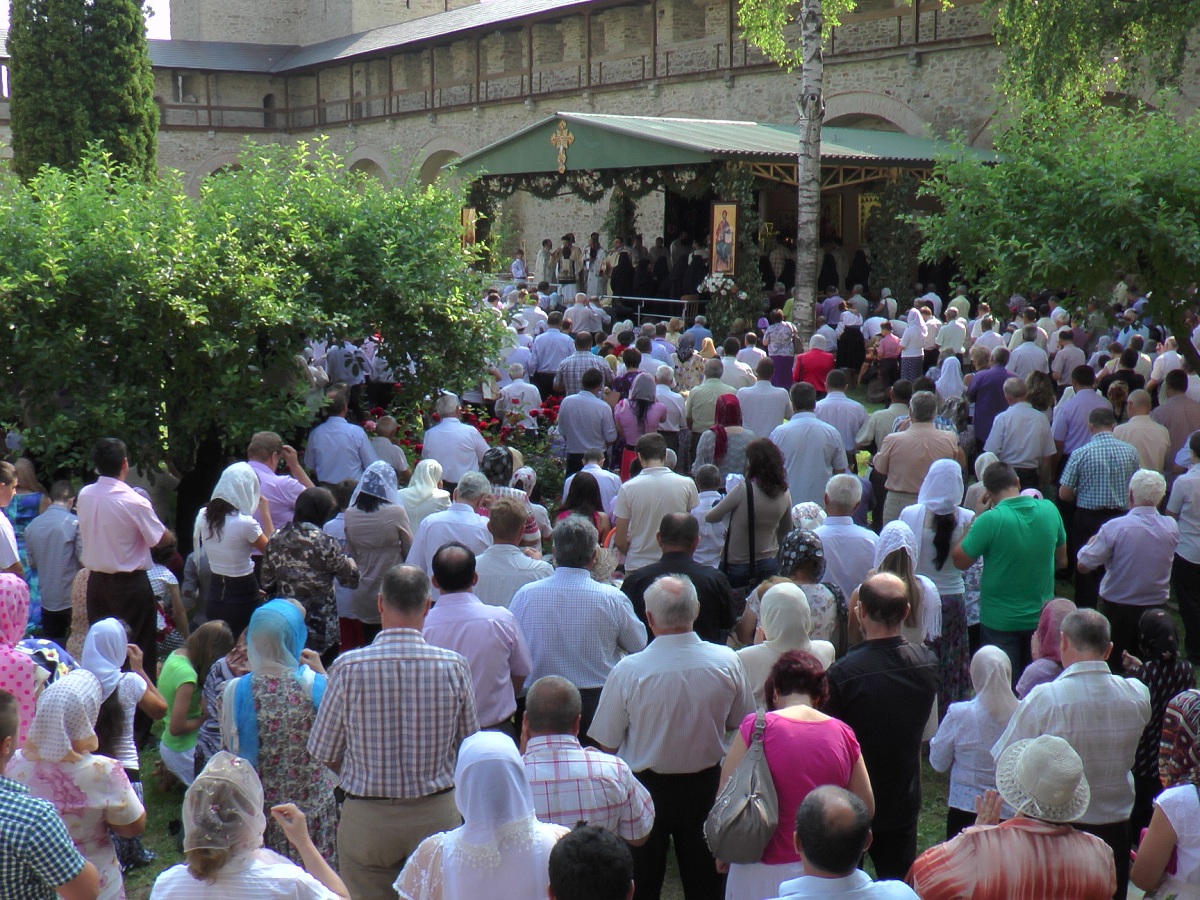 Slujbă arhierească la Mănăstirea Dragomirna
