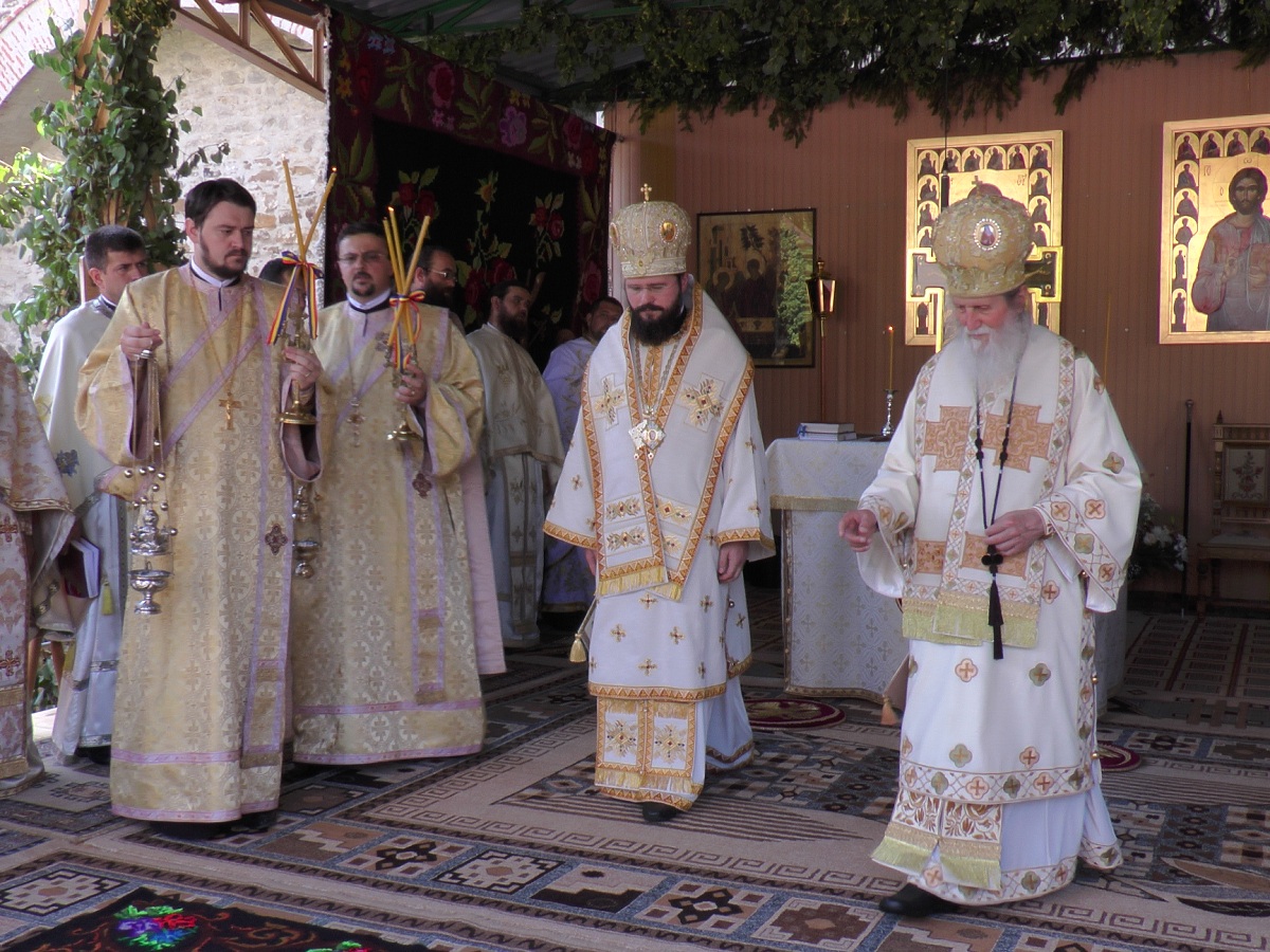 Slujbă arhierească la Mănăstirea Dragomirna