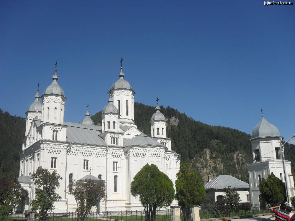 Biserica parohiei Pojorâta 1 Slujbe de pomenire pentru preotul Vasile Moroşanu