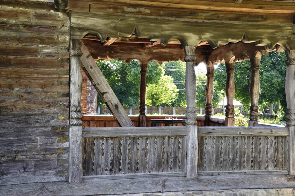 Bisericuţa din Brăeşti, o capodoperă a artei lemnului