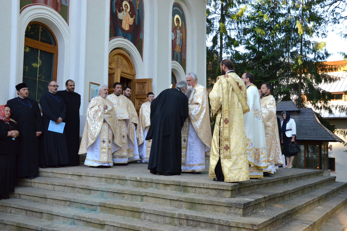 Preotul și preoteasa să fie „frumoși, fericiți și adevărați”