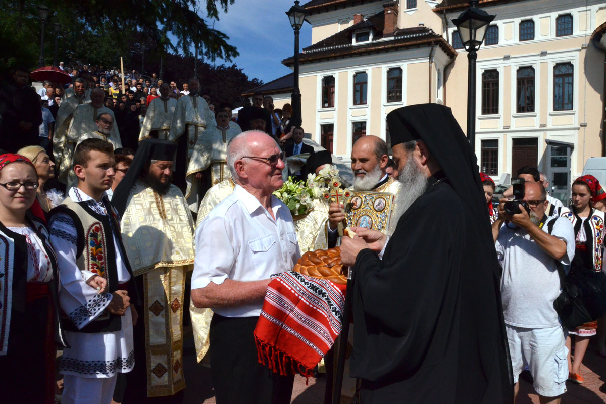 Marea familie a credincioșilor din Piatra Neamț, în procesiune cu moaștele Sfântului Gheorghe