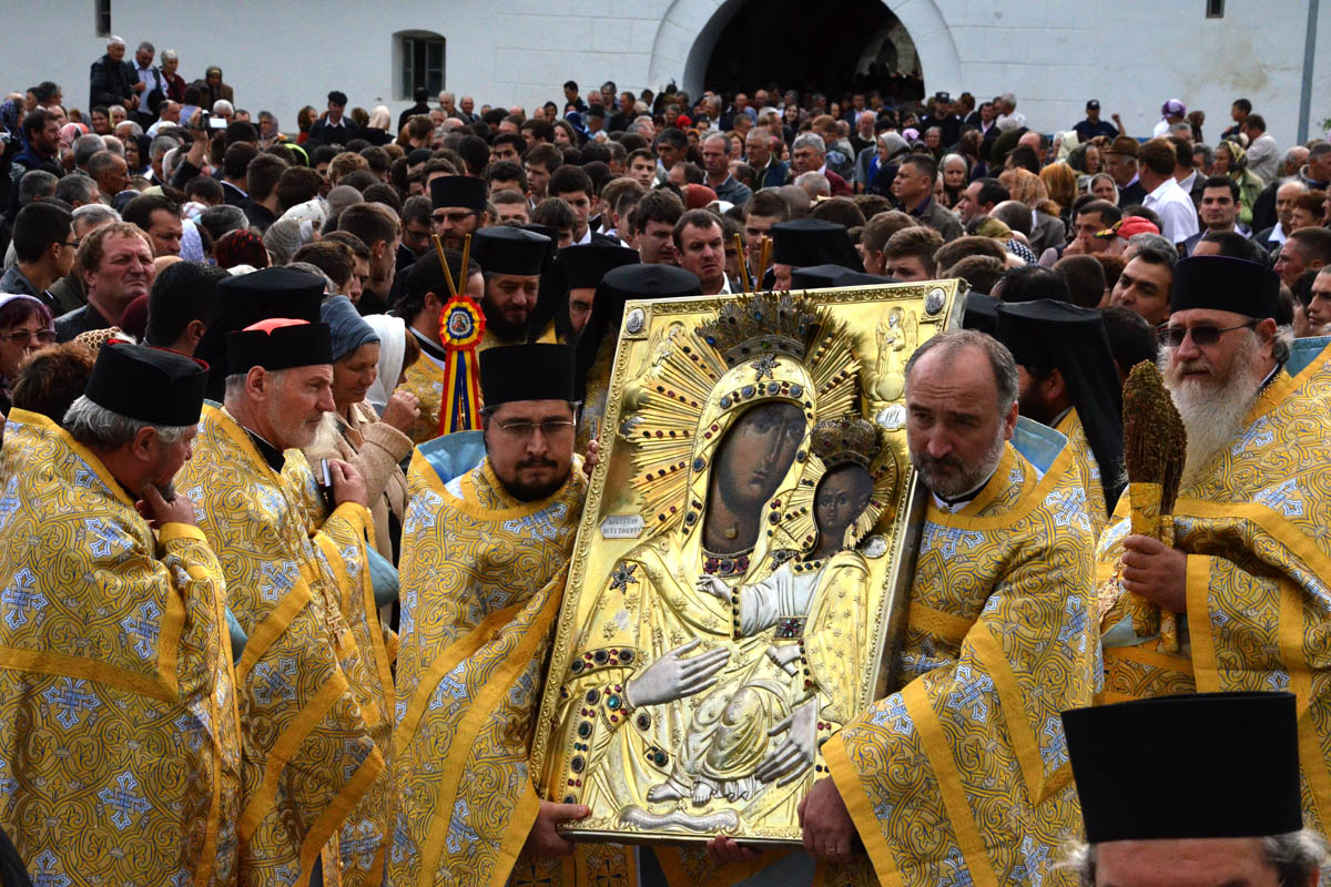 Comuniune în duh de rugăciune la hramul Mănăstirii Neamț