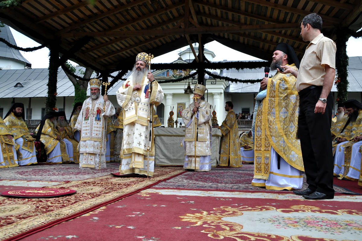 Comuniune în duh de rugăciune la hramul Mănăstirii Neamț