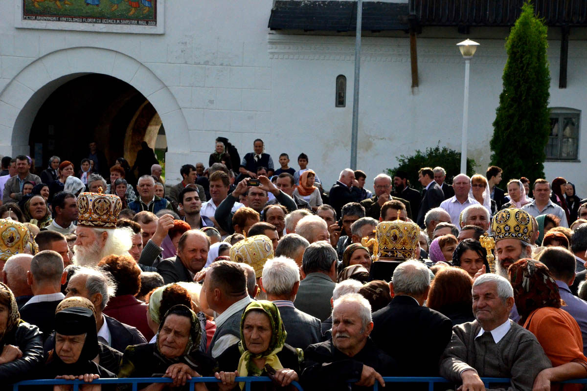 Comuniune în duh de rugăciune la hramul Mănăstirii Neamț