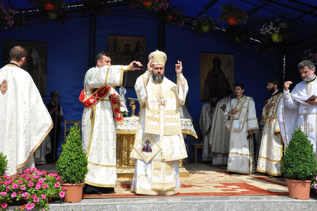 Pelerini la racla Sfântului Teodosie de la Brazi