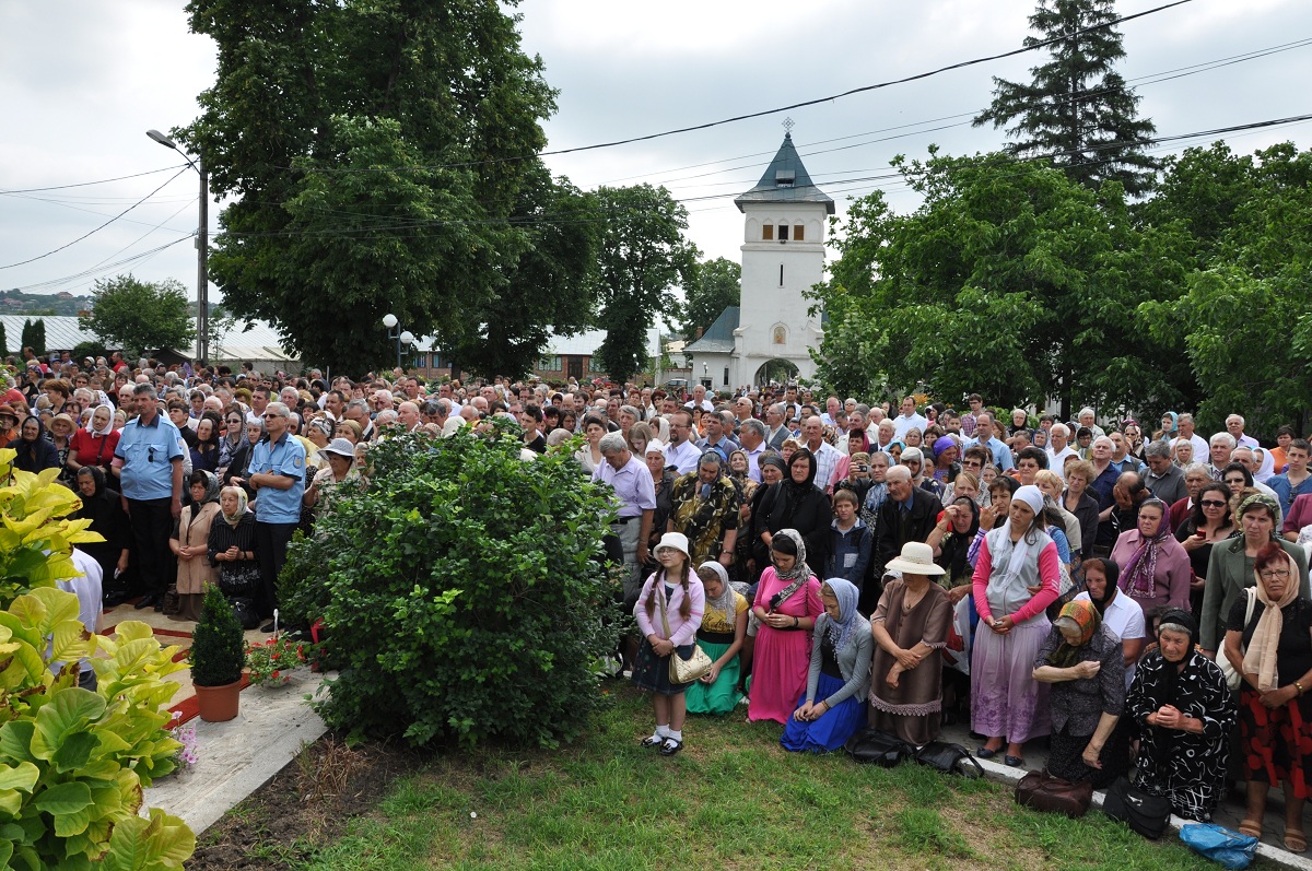 Pelerini la racla Sfântului Teodosie de la Brazi