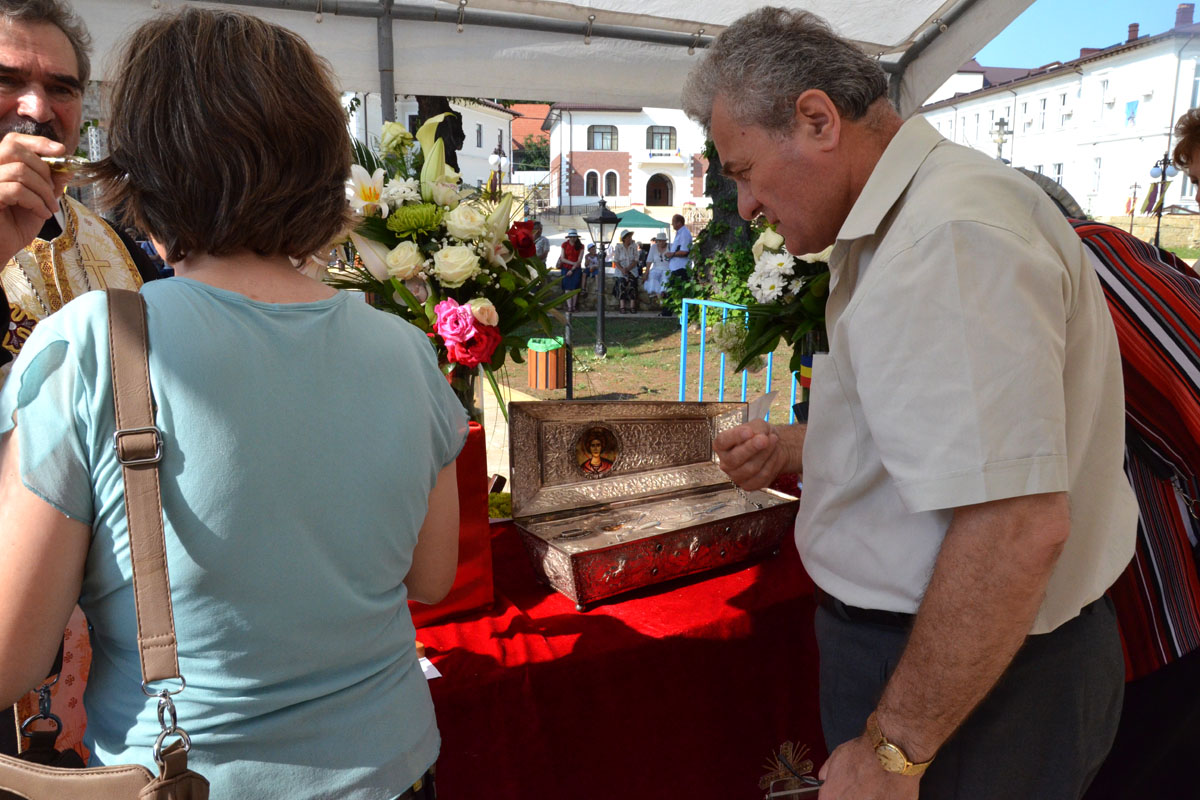 Marea familie a credincioșilor din Piatra Neamț, în procesiune cu moaștele Sfântului Gheorghe