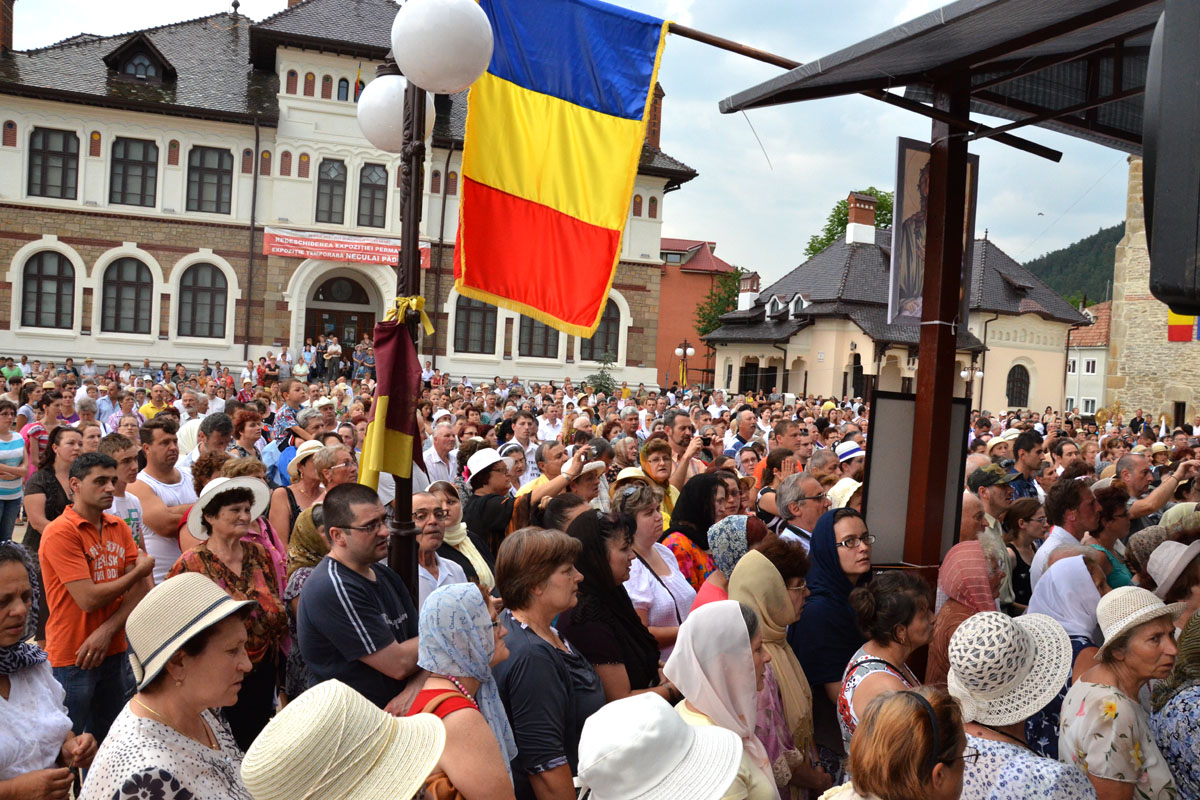 Marea familie a credincioșilor din Piatra Neamț, în procesiune cu moaștele Sfântului Gheorghe