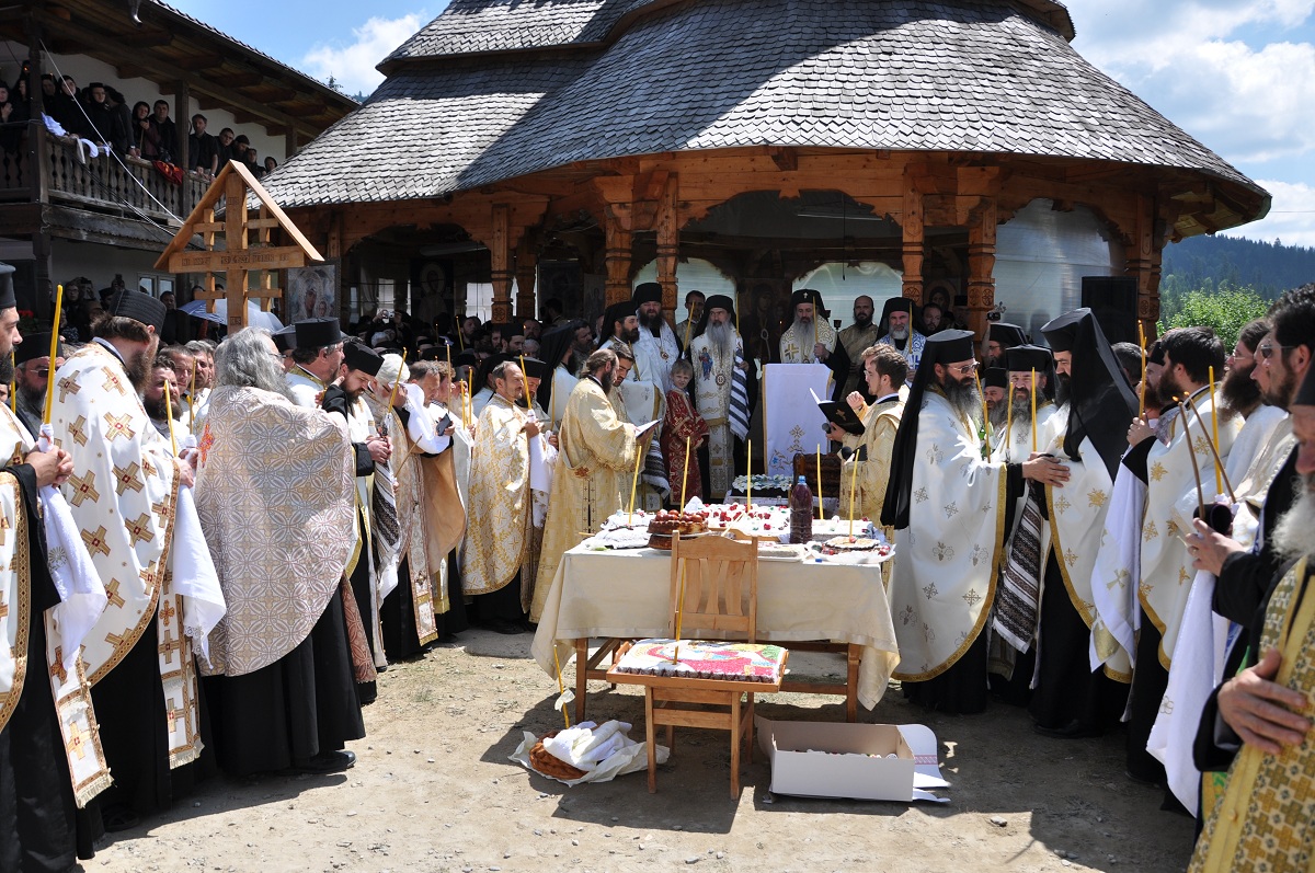 A început slujba înmormântării părintelui Justin Pârvu