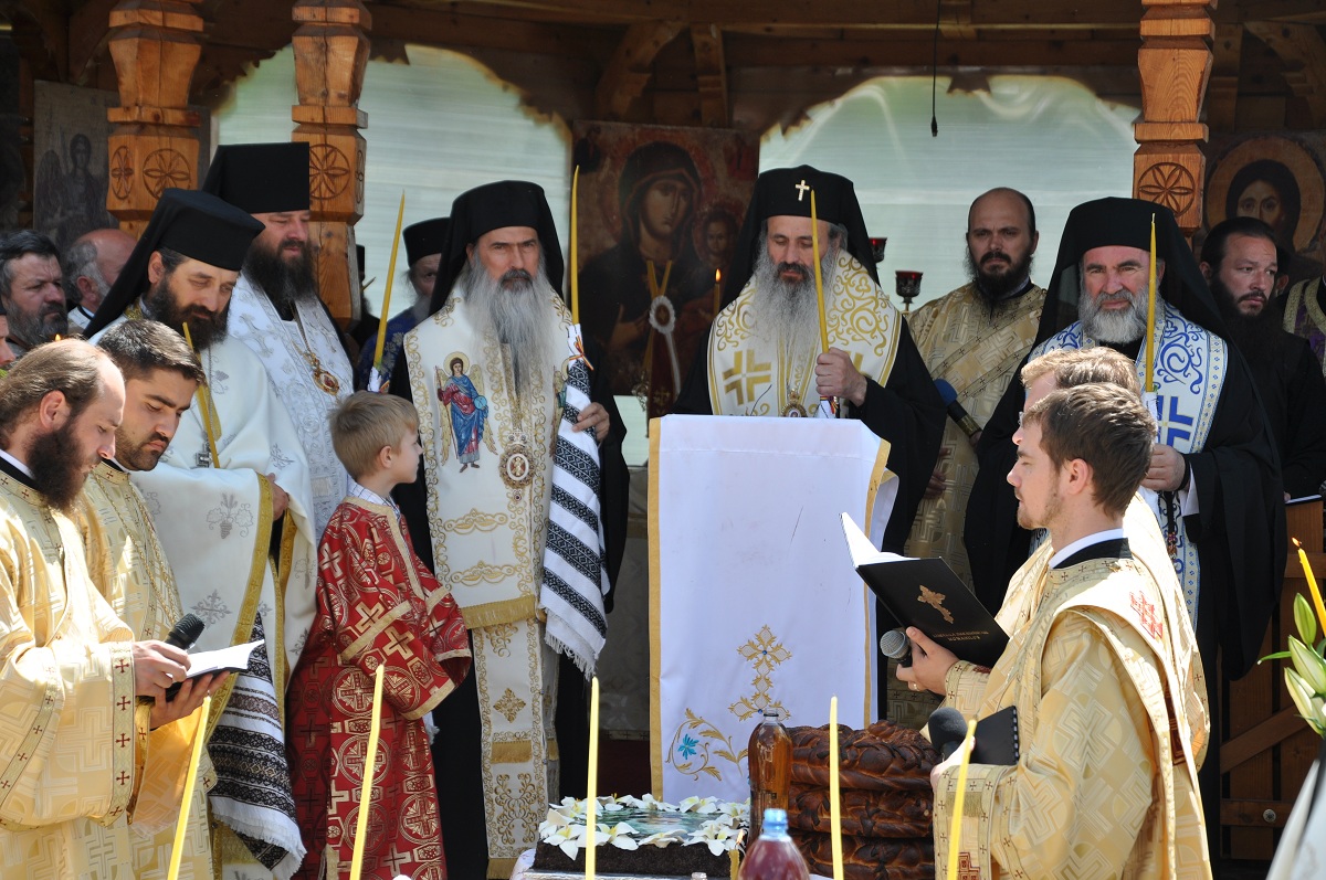 A început slujba înmormântării părintelui Justin Pârvu