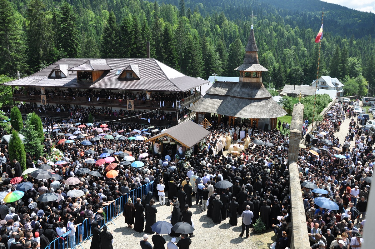 A început slujba înmormântării părintelui Justin Pârvu