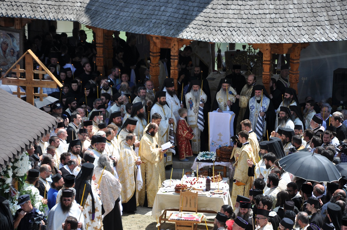 A început slujba înmormântării părintelui Justin Pârvu