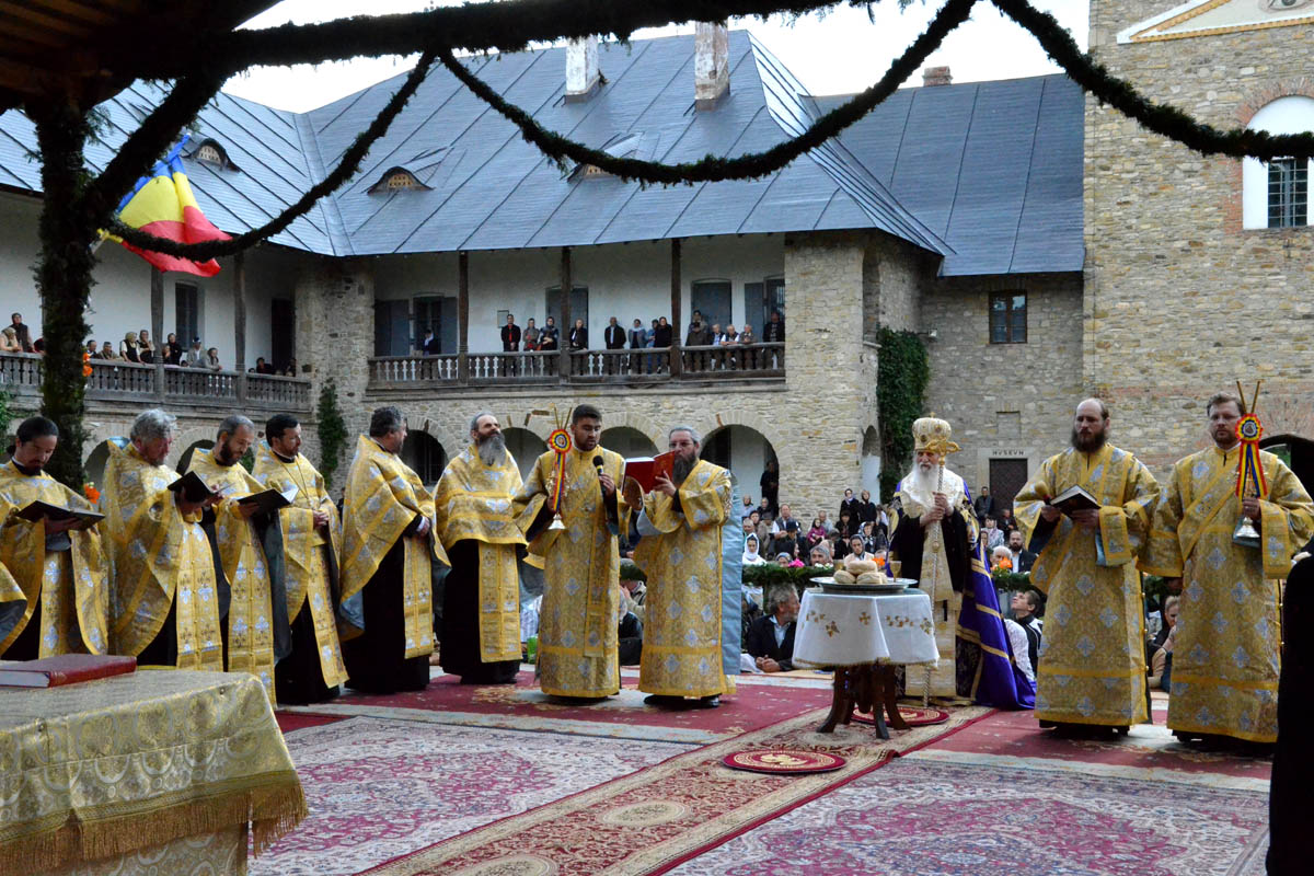 Comuniune în duh de rugăciune la hramul Mănăstirii Neamț