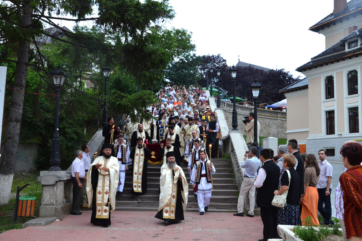 Marea familie a credincioșilor din Piatra Neamț, în procesiune cu moaștele Sfântului Gheorghe