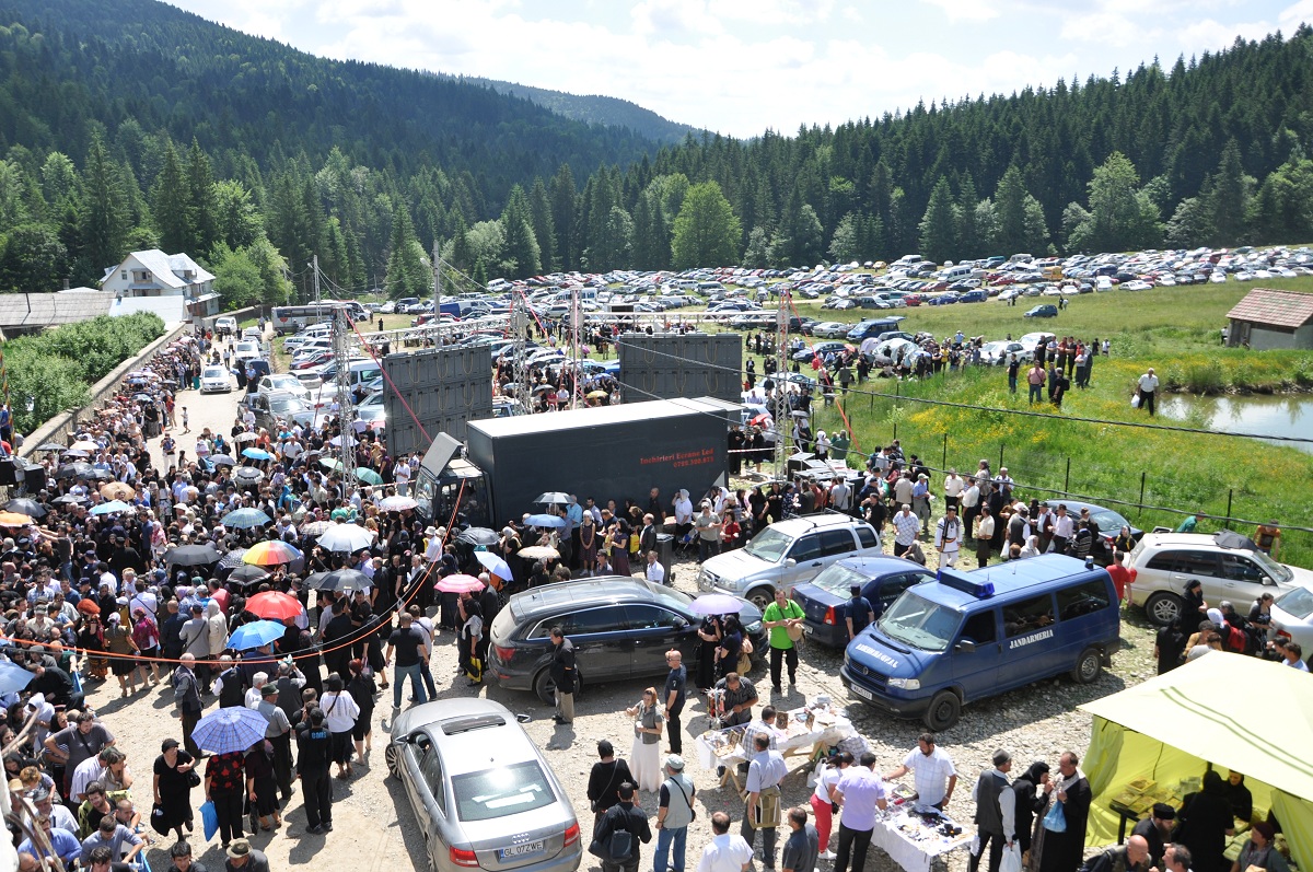 A început slujba înmormântării părintelui Justin Pârvu