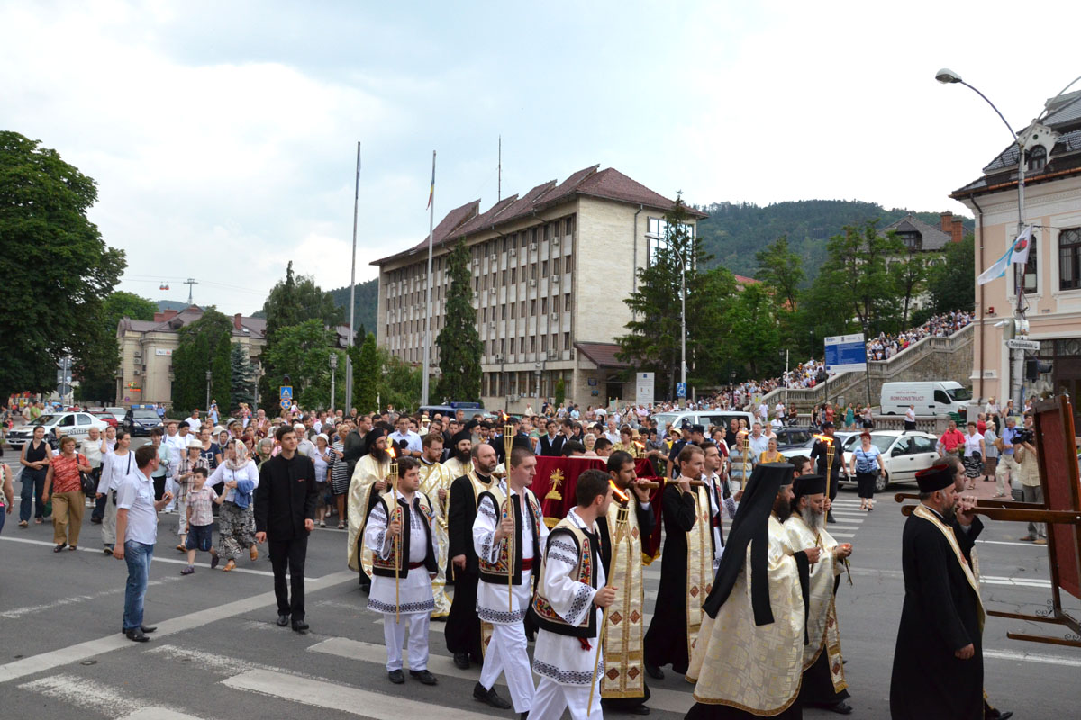 Marea familie a credincioșilor din Piatra Neamț, în procesiune cu moaștele Sfântului Gheorghe