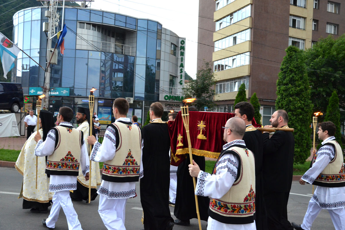 Marea familie a credincioșilor din Piatra Neamț, în procesiune cu moaștele Sfântului Gheorghe
