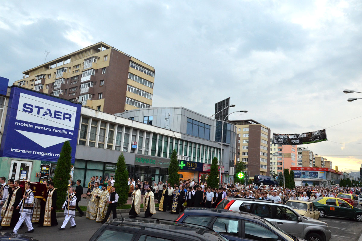 Marea familie a credincioșilor din Piatra Neamț, în procesiune cu moaștele Sfântului Gheorghe
