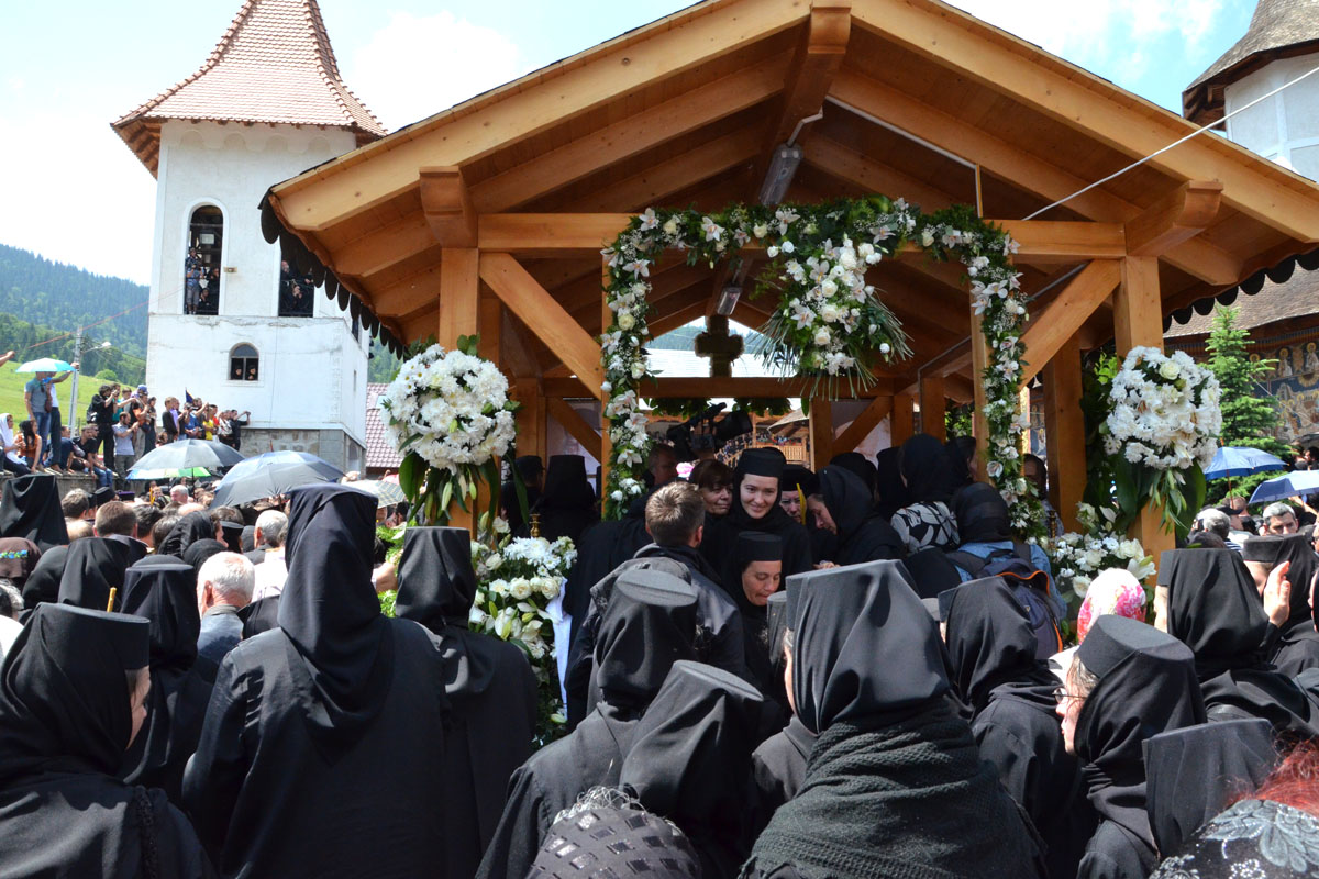 Îi şade mai bine în icoană