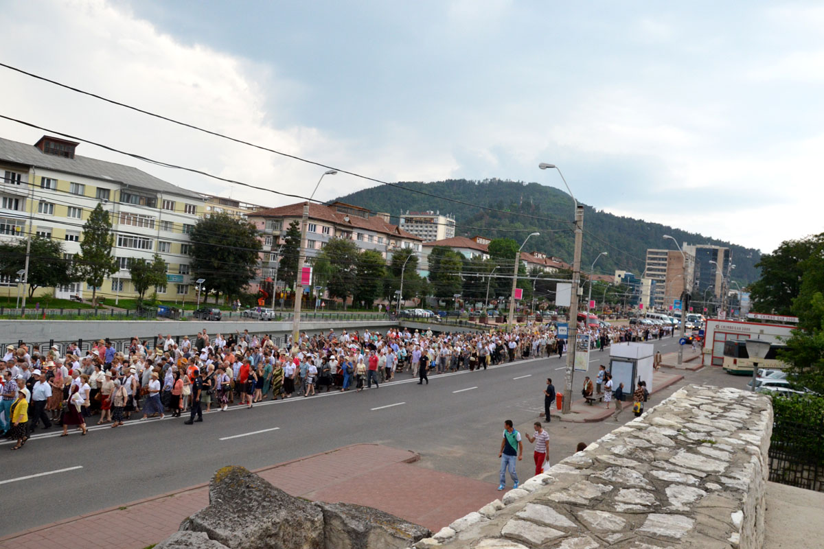 Marea familie a credincioșilor din Piatra Neamț, în procesiune cu moaștele Sfântului Gheorghe