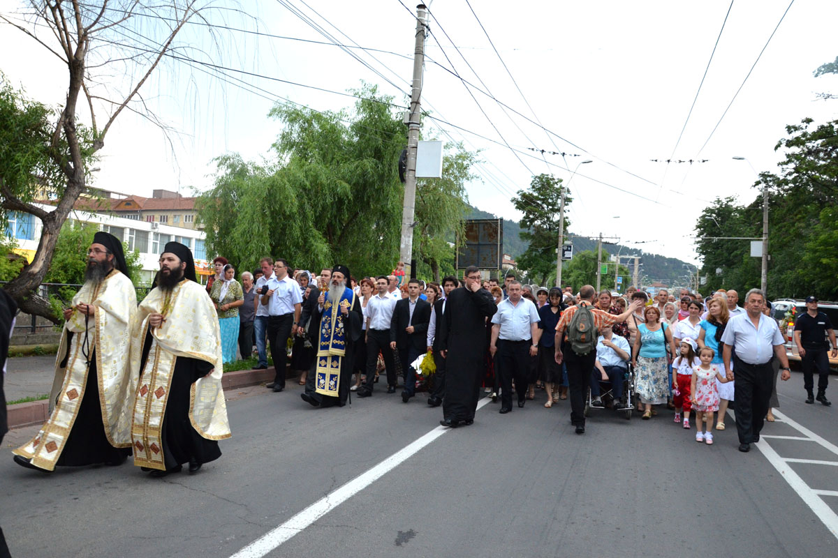 Marea familie a credincioșilor din Piatra Neamț, în procesiune cu moaștele Sfântului Gheorghe