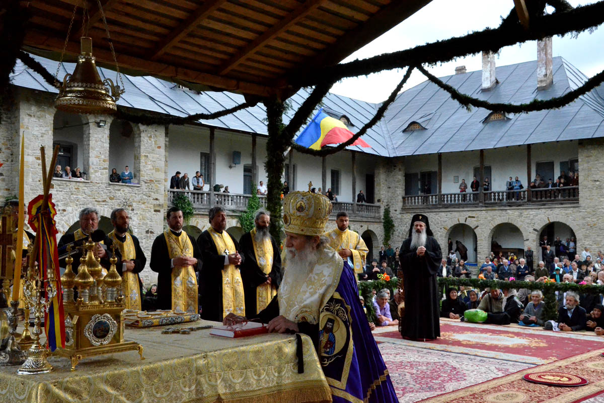Comuniune în duh de rugăciune la hramul Mănăstirii Neamț