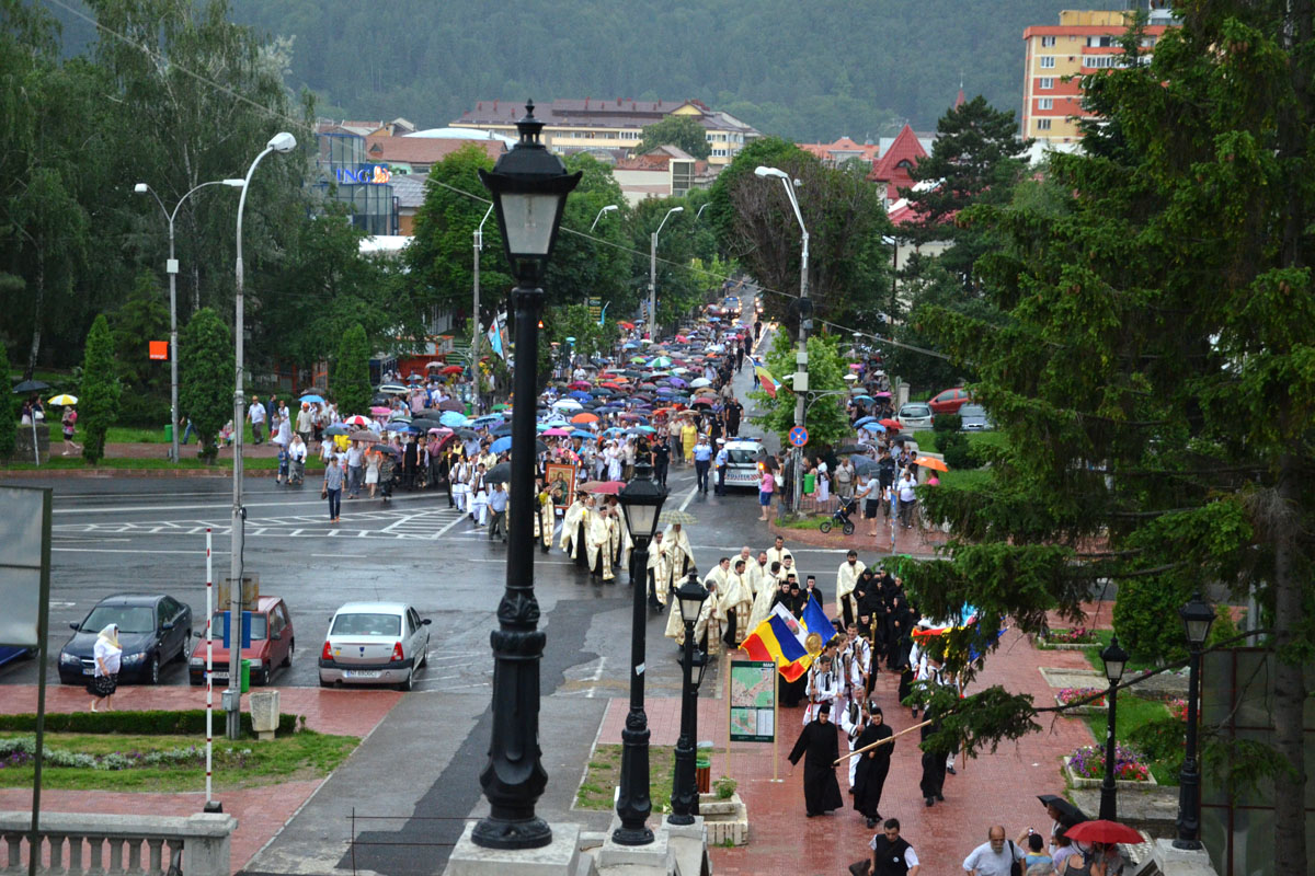 Marea familie a credincioșilor din Piatra Neamț, în procesiune cu moaștele Sfântului Gheorghe