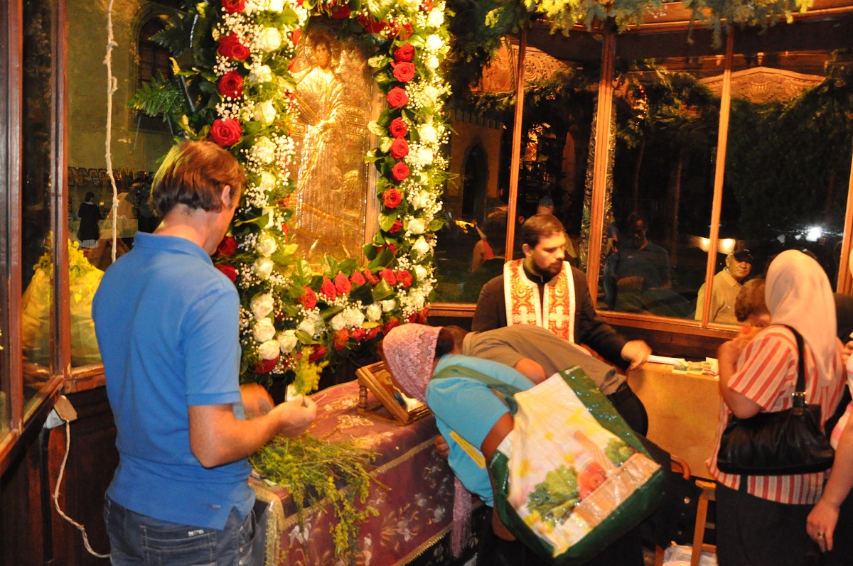 "Sfântul Ioan cel Nou mijloceşte pentru noi înaintea Sfintei Treimi" "Sfântul Ioan cel Nou mijloceşte pentru noi înaintea Sfintei Treimi"