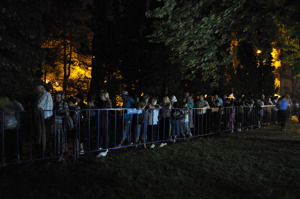 &quot;Sfântul Ioan cel Nou mijloceşte pentru noi înaintea Sfintei Treimi&quot;