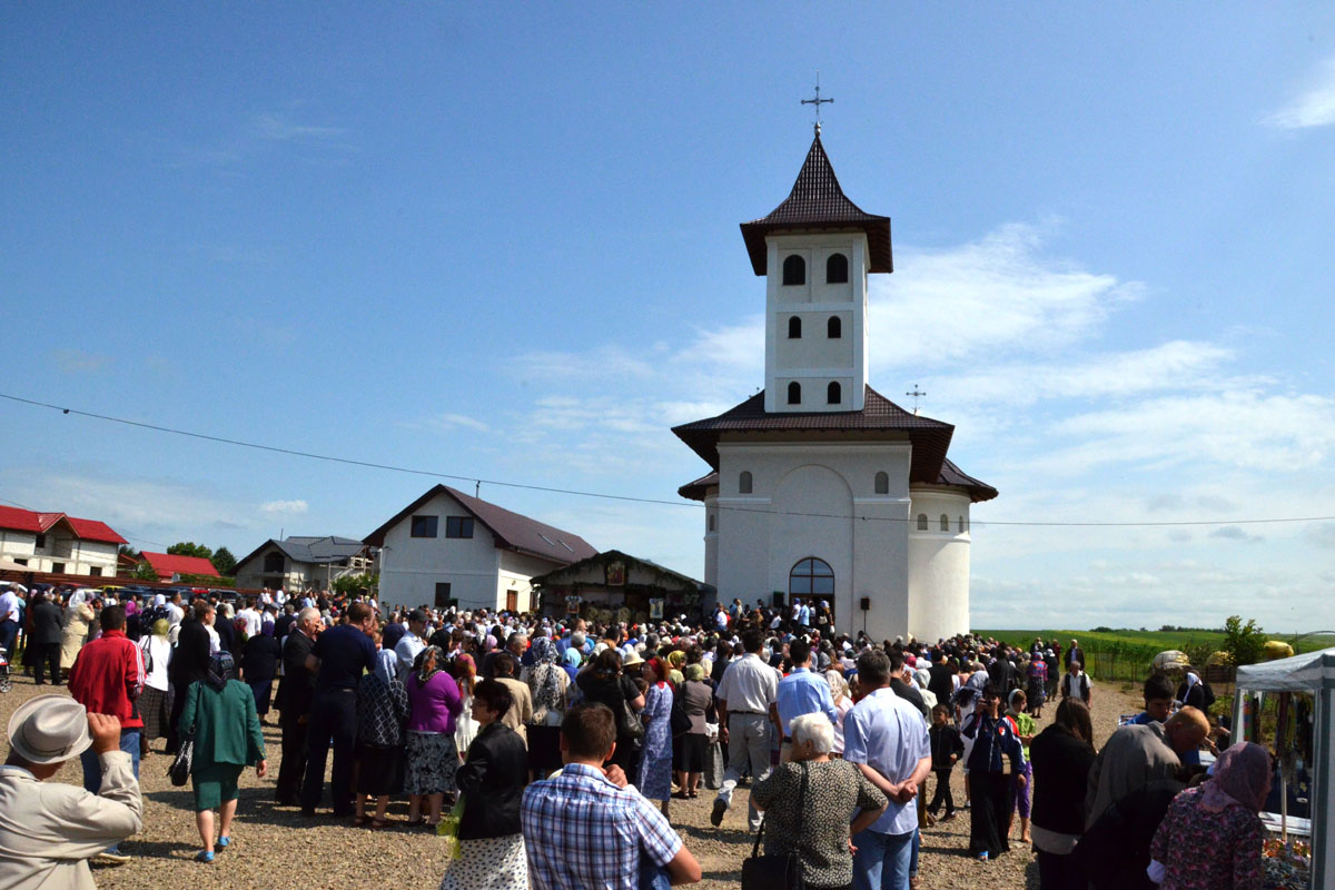Biserica - dar al credincioșilor pentru ocrotitorii lor