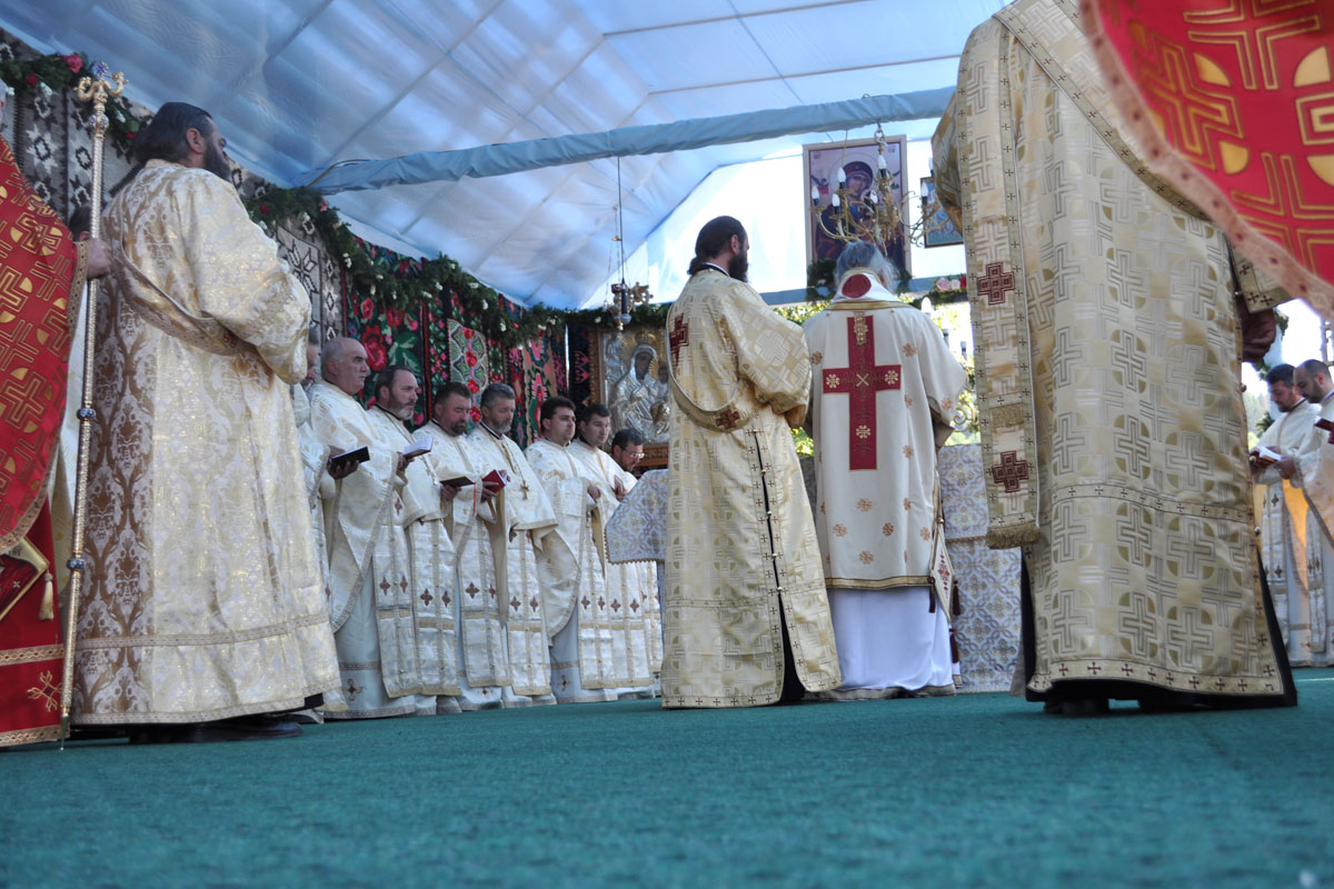 Slujbă arhierească la Nemţişor