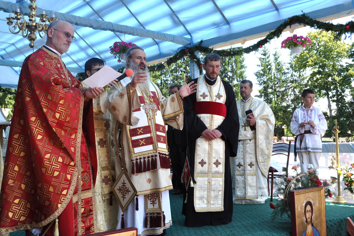 Slujbă arhierească la Nemţişor