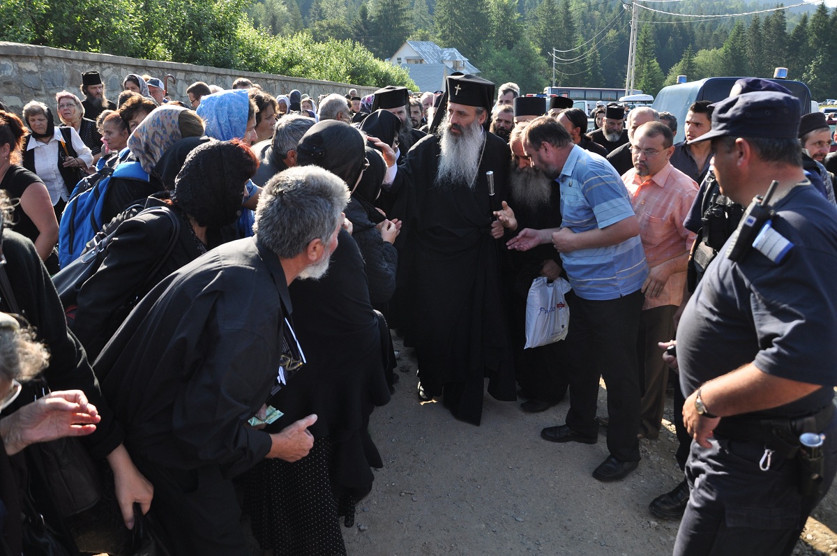 Trei ierarhi ai Bisericii noastre au sosit la Petru Vodă
