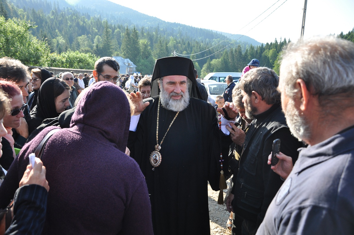 Trei ierarhi ai Bisericii noastre au sosit la Petru Vodă Trei ierarhi ai Bisericii noastre au sosit la Petru Vodă