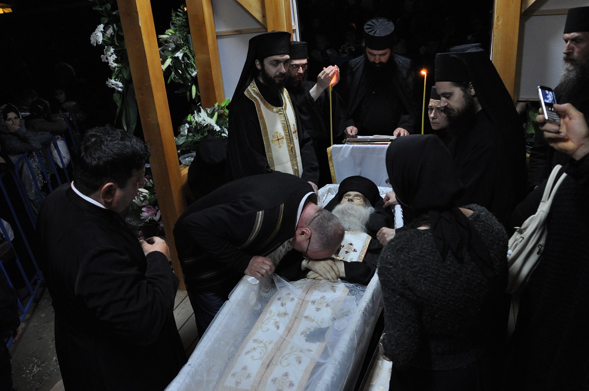 Sicriul cu trupul părintelui Justin Pârvu, în incinta Mănăstirii Petru Vodă Sicriul cu trupul părintelui Justin Pârvu, în incinta Mănăstirii Petru Vodă