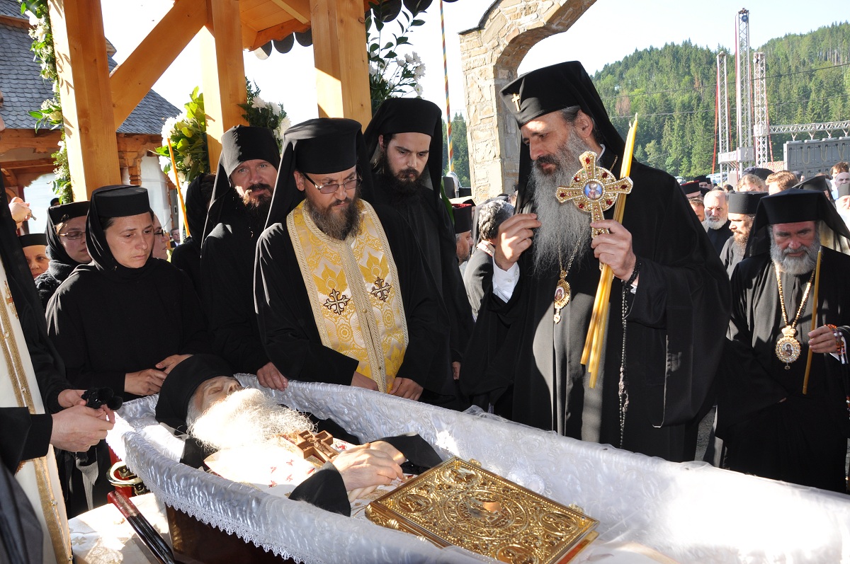 Trei ierarhi ai Bisericii noastre au sosit la Petru Vodă Trei ierarhi ai Bisericii noastre au sosit la Petru Vodă