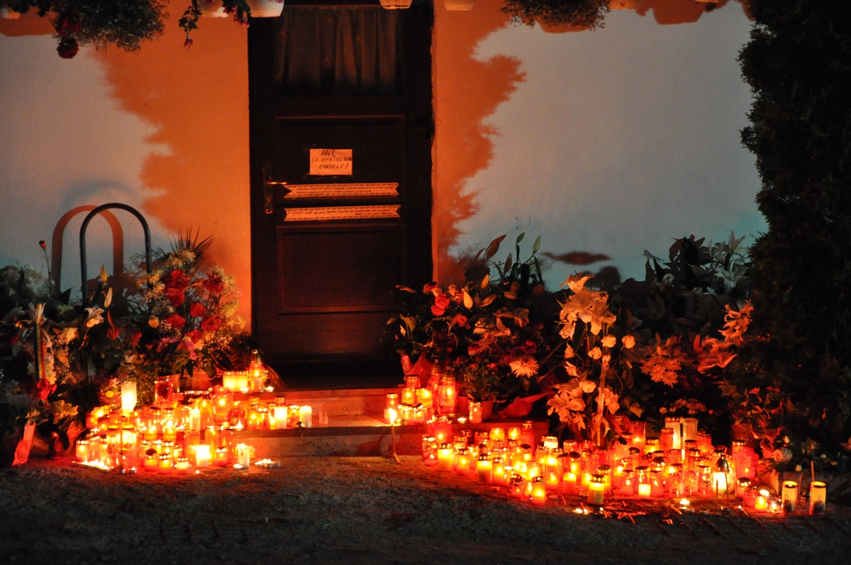 Sicriul cu trupul părintelui Justin Pârvu, în incinta Mănăstirii Petru Vodă Sicriul cu trupul părintelui Justin Pârvu, în incinta Mănăstirii Petru Vodă