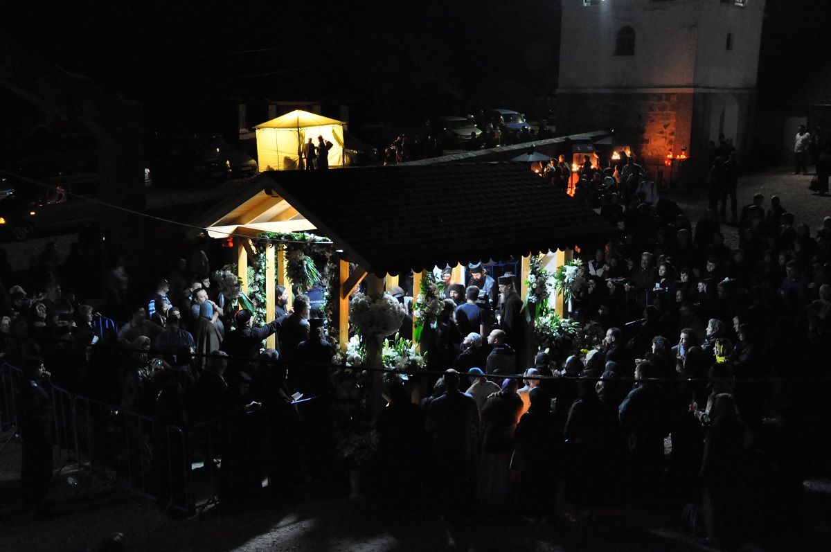 Sicriul cu trupul părintelui Justin Pârvu, în incinta Mănăstirii Petru Vodă