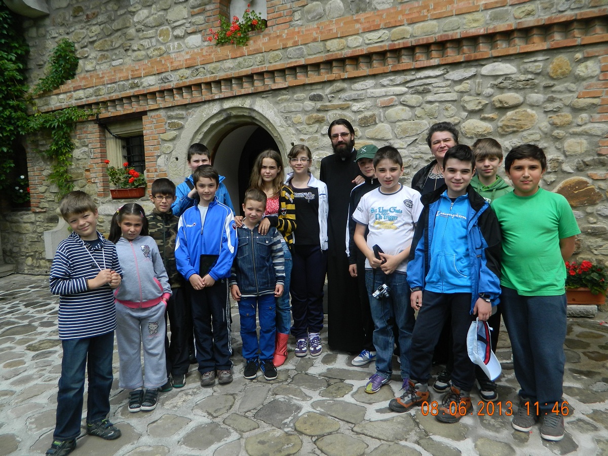 Pelerinaj pentru copiii implicaţi în cateheza parohiei "Sfântul Dumitru" din Suceava Pelerinaj pentru copiii implicaţi în cateheza parohiei "Sfântul Dumitru" din Suceava