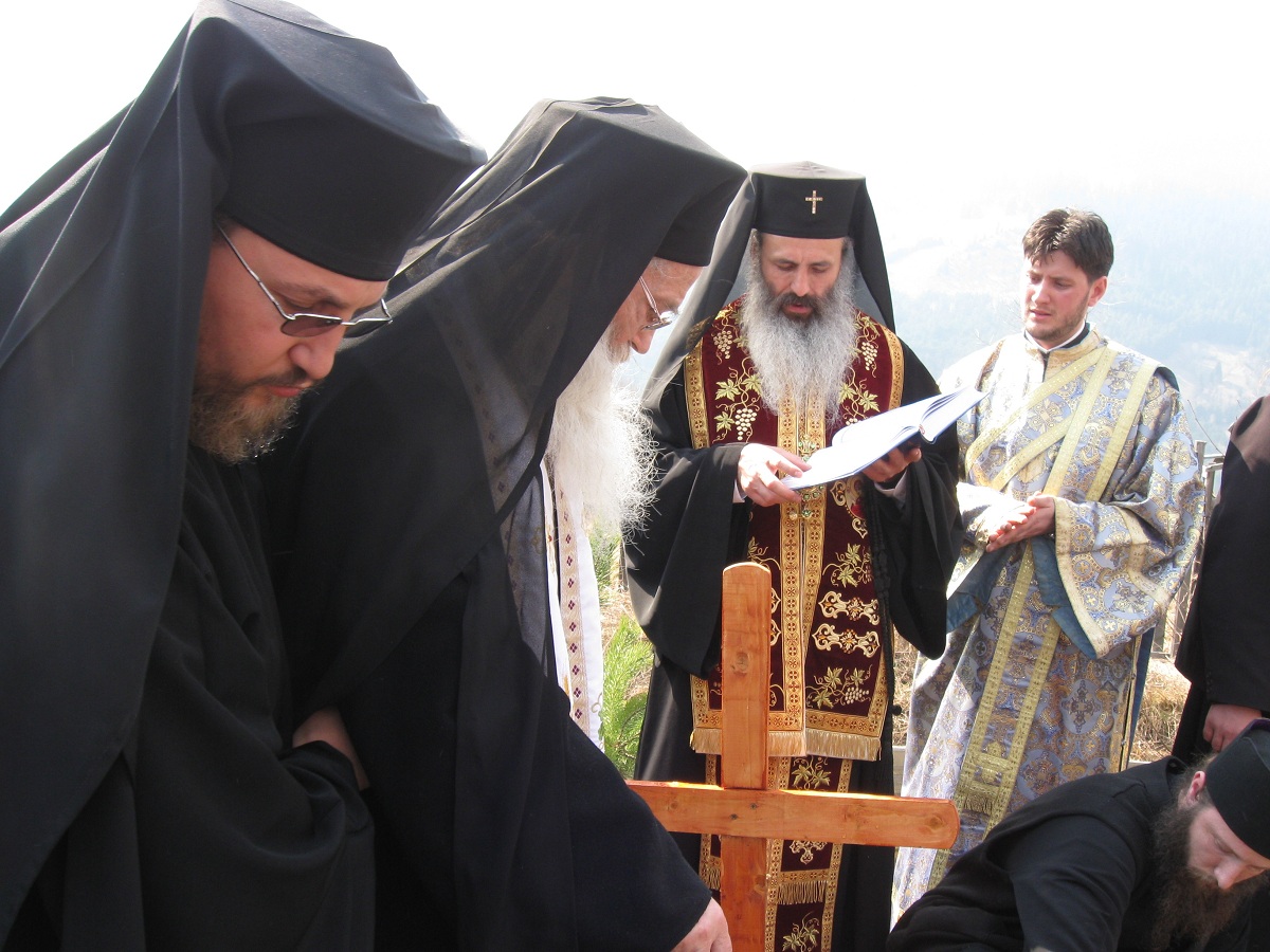 In memorian: Părintele Justin Pârvu, la punerea pietrei de temelie a Schitului Buba