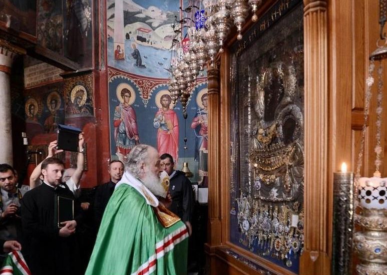 Patriarhul Rusiei se închină la Icoana făcătoare de minuni &quot;Portăriţa&quot; de la Iviron - Sfântul Munte