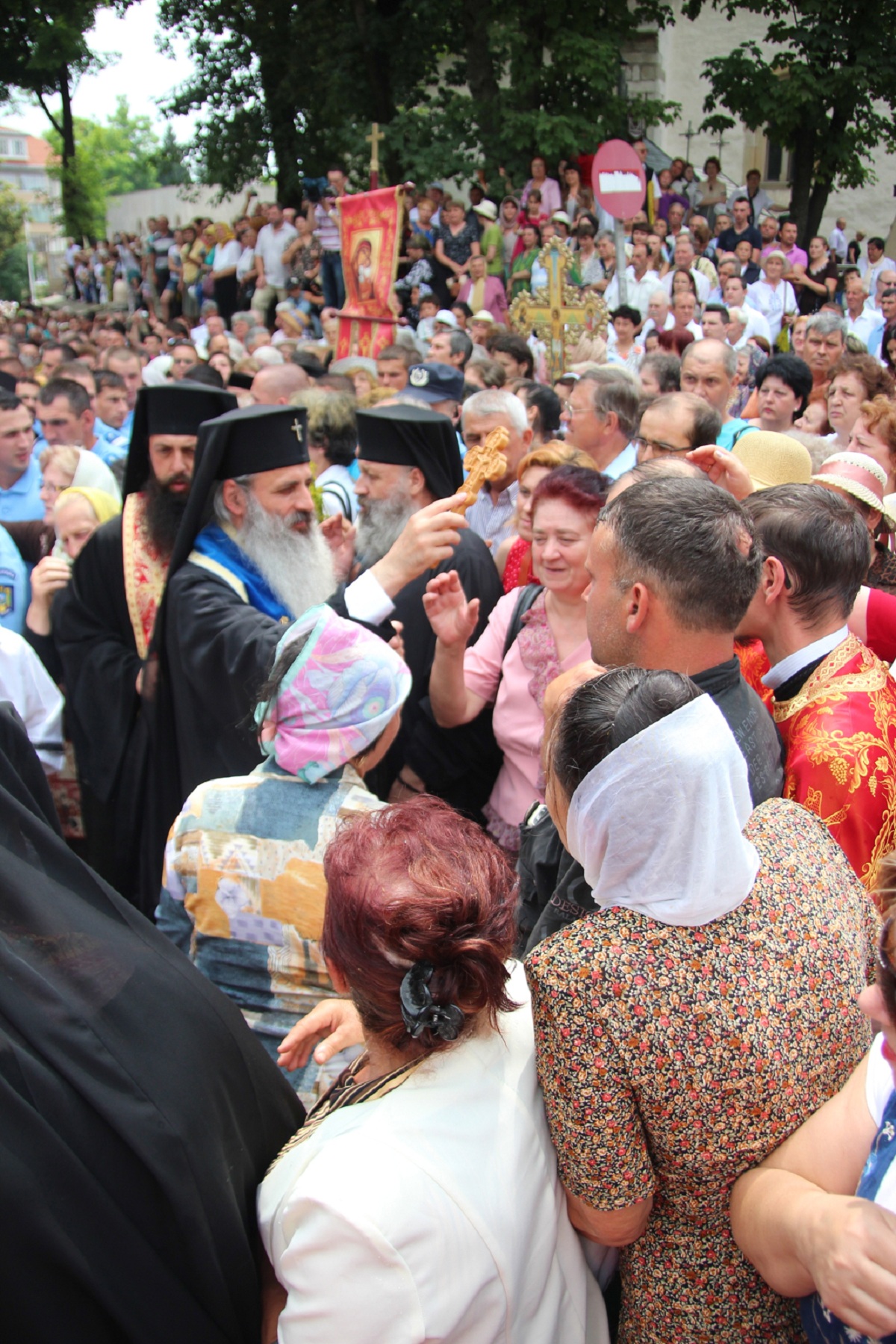 Procesiune cu moaştele Sfântului Ioan cel Nou de la Suceava