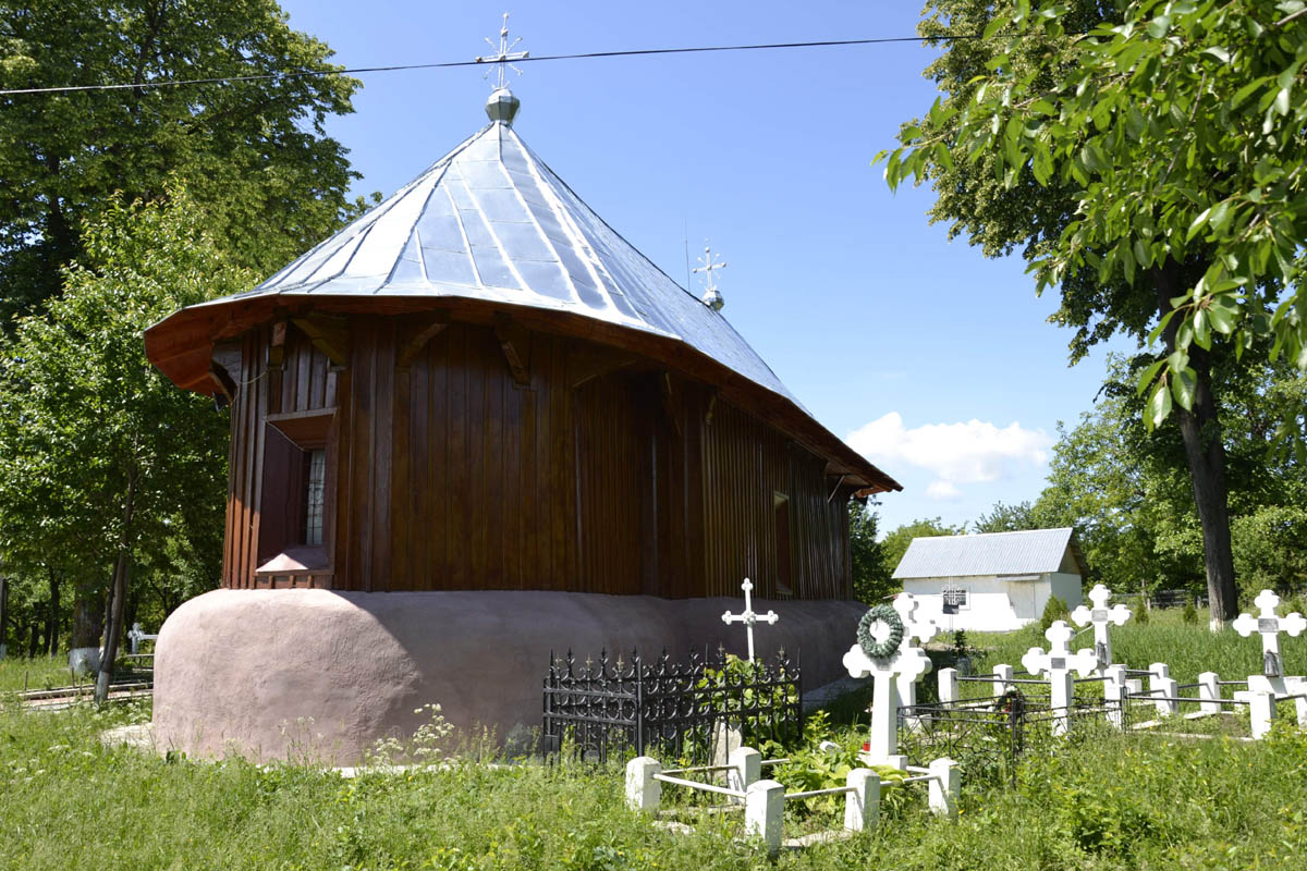 Bisericuţa “cu brâu” din codrii Văculeştilor