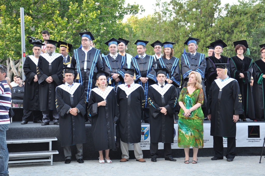 IPS Teofan: &quot;Să fiţi buni profesionişti, dar şi buni creştini&quot;