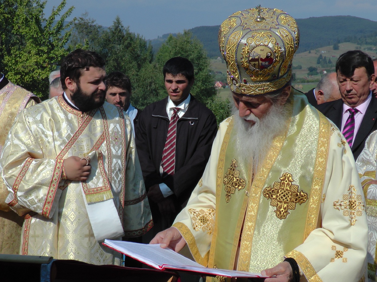 Biserica parohiei Şaru Bucovinei a primit veşmântul resfinţirii