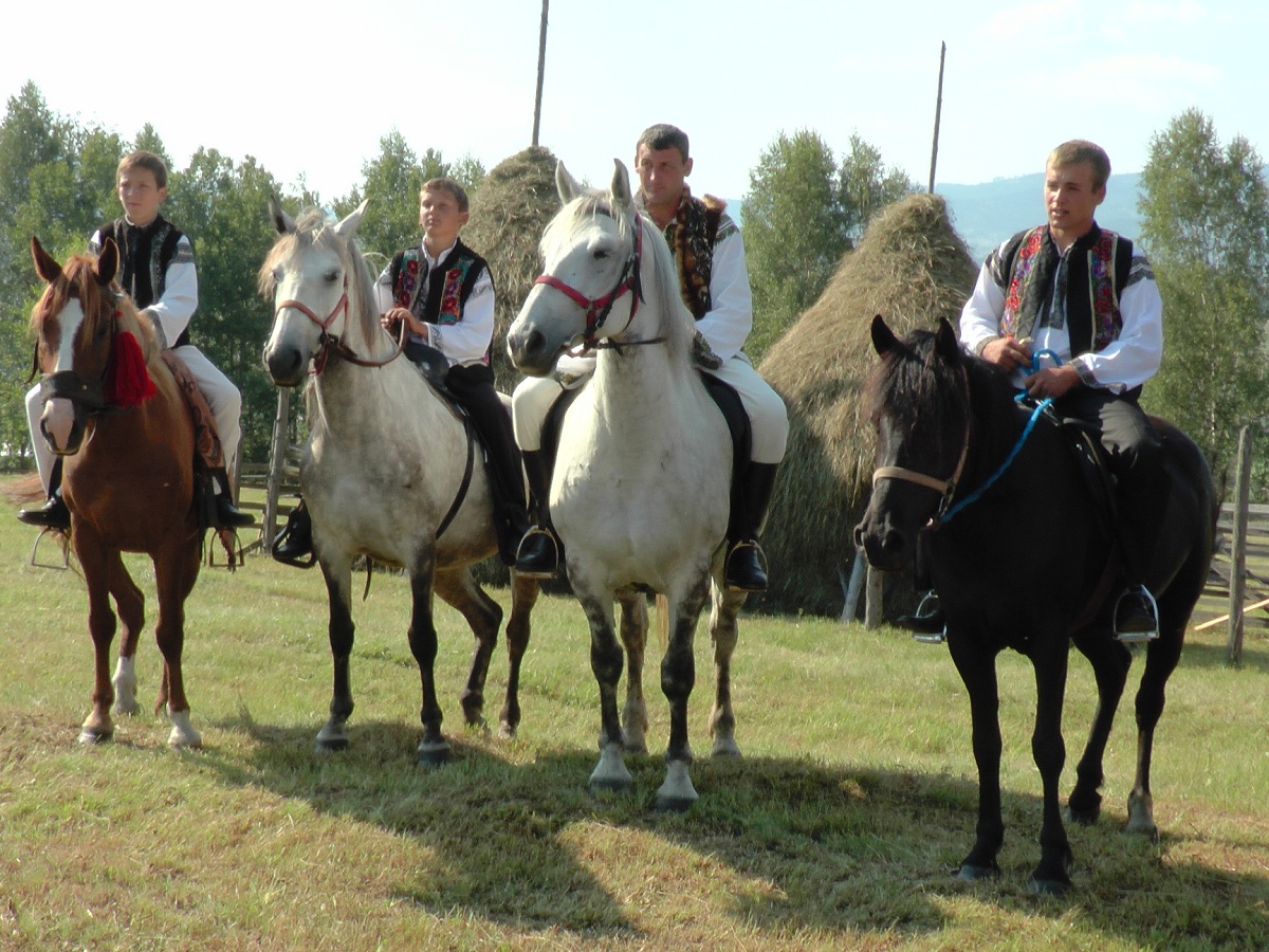 Biserica parohiei Şaru Bucovinei a primit veşmântul resfinţirii