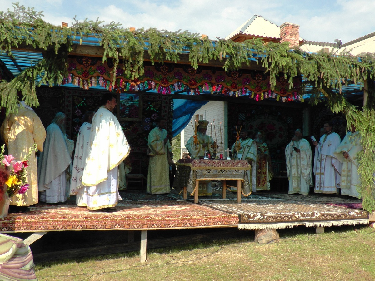 Biserica parohiei Şaru Bucovinei a primit veşmântul resfinţirii