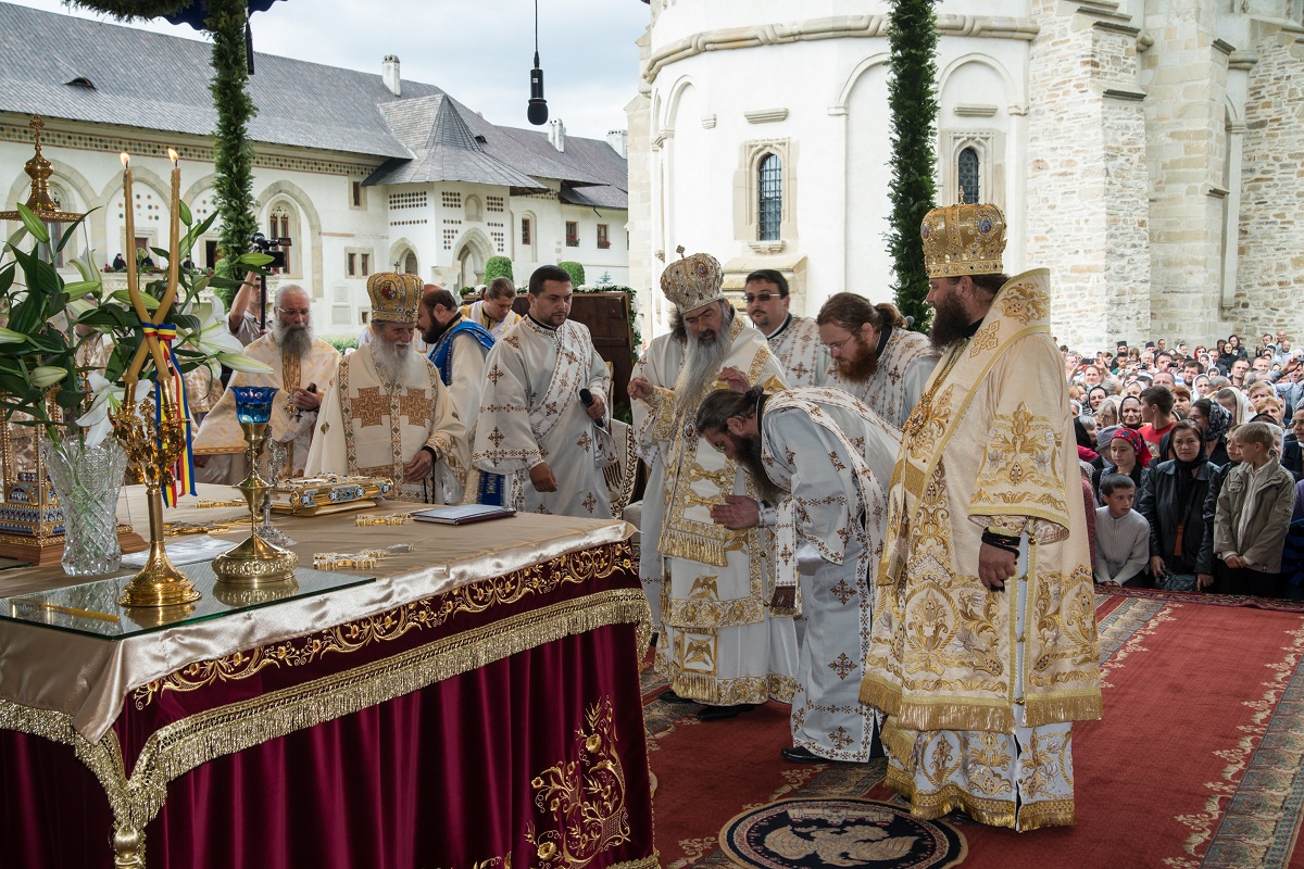 Liturghie arhierească la Mănăstirea Putna