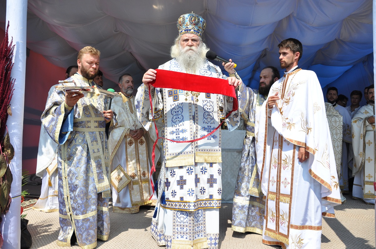 Biserica parohiei Iacobeni, resfinţită de PS Calinic Botoşăneanul